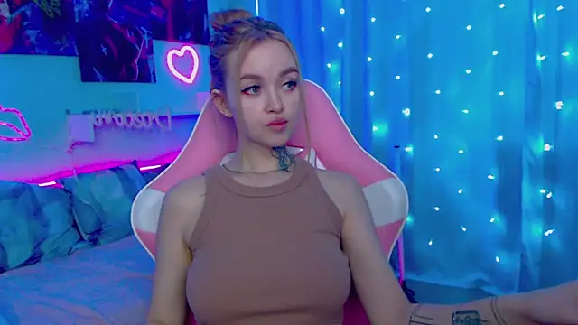 Snapshot of Naughty_Mable chatting on 02/15/25, 04:03 Naughty Mable online show from 02/15/25, 04:03