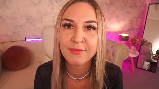 Snapshot of LovelyMollyy chatting on 10/26/25, 11:20 LovelyMollyy online show from 10/26/25, 11:20