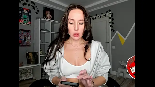 Snapshot of One_of_the_girls chatting on 03/01/25, 04:44 One of the girls online show from 03/01/25, 04:44