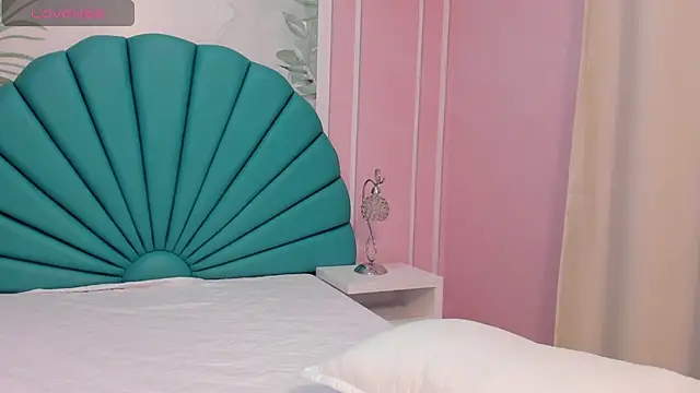 Daphne Fox  online show from 02/23/25, 09:00