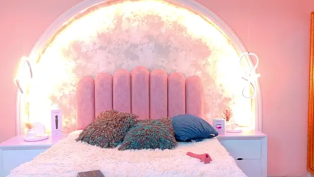 MiaLaurents online show from 11/19/25, 04:45