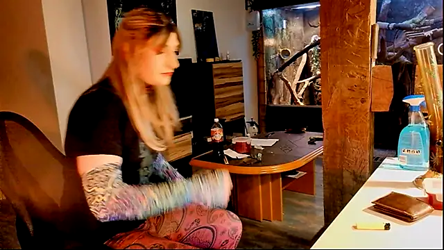 Snapshot of DYasmin69 chatting on 10/24/25, 07:10 DYasmin69 online show from 10/24/25, 07:10