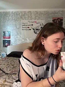 Snapshot of Sabrina_shells chatting on 10/08/25, 10:24 Sabrina shells online show from 10/08/25, 10:24