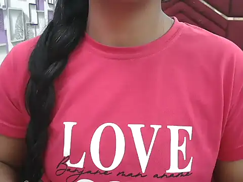 Snapshot of Somiya87 chatting on 12/21/25, 04:25 Somiya87 online show from 12/21/25, 04:25