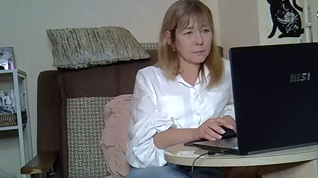 Snapshot of EllaJohnsonX chatting on 05/17/26, 07:28 EllaJohnsonX online show from 05/17/26, 07:28