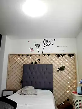 Mia WAll online show from 01/01/25, 06:49