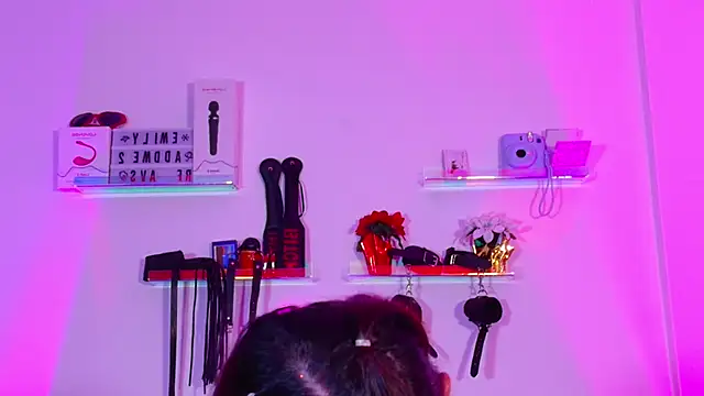 Snapshot of EmiF26 chatting on 11/21/25, 10:19 EmiF26 online show from 11/21/25, 10:19