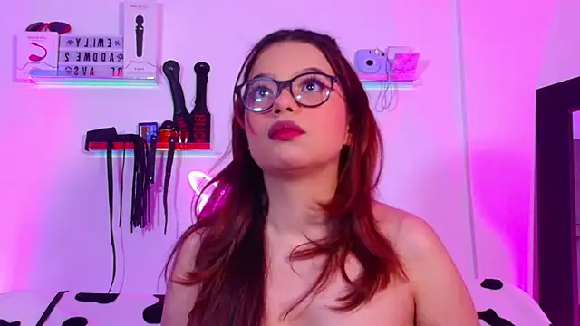 Snapshot of EmiF26 chatting on 11/22/25, 11:59 EmiF26 online show from 11/22/25, 11:59