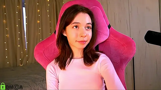 Snapshot of LittleOriana chatting on 03/14/25, 05:05 LittleOriana online show from 03/14/25, 05:05