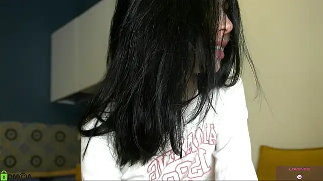 Snapshot of LittleOriana chatting on 06/03/26, 04:59 LittleOriana online show from 06/03/26, 04:59