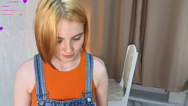 Snapshot of OhYumiYes chatting on 12/28/24, 08:25 OhYumiYes online show from 12/28/24, 08:25