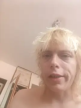 Snapshot of Michalcz8 chatting on 10/14/25, 06:25 Michalcz8 online show from 10/14/25, 06:25