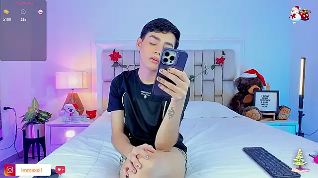 Maxi little online show from 12/22/25, 07:55