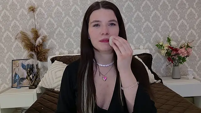 Snapshot of Nellie_Medina chatting on 02/25/25, 02:03 Nellie Medina online show from 02/25/25, 02:03