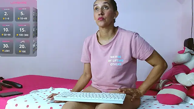 Snapshot of latinabueno41 chatting on 10/16/25, 12:44 latinabueno41 online show from 10/16/25, 12:44