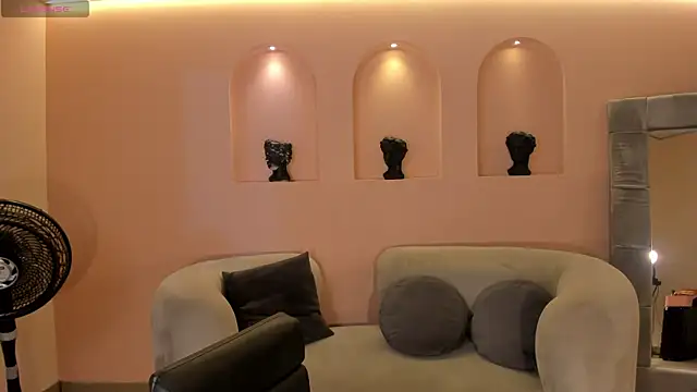 NiaSalvatore online show from 10/28/25, 07:27