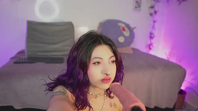 Snapshot of bri_cullen chatting on 11/12/25, 03:01 bri cullen online show from 11/12/25, 03:01