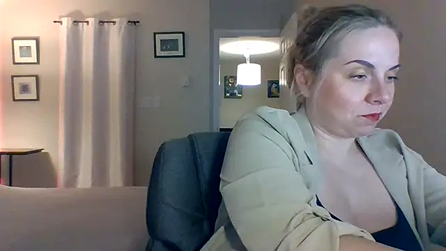 HappyIva online show from 11/13/25, 04:00