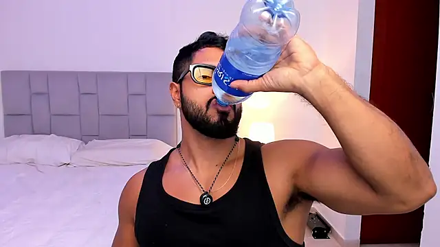 Santiago huntt online show from 04/17/26, 09:07