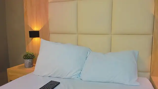 Snapshot of antonella_cutie_ chatting on 12/19/25, 12:12 antonella cutie online show from 12/19/25, 12:12