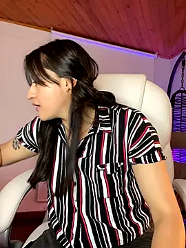 Snapshot of Camila_pinkk chatting on 10/23/25, 03:33 Camila pinkk online show from 10/23/25, 03:33