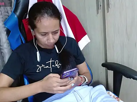 Danielagomez33 online show from 04/16/26, 12:22