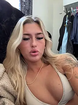 Snapshot of PrettyPrincess69x chatting on 02/28/25, 10:52 PrettyPrincess69x online show from 02/28/25, 10:52