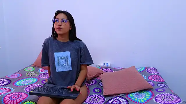 Snapshot of Ana_and_Leo chatting on 01/23/25, 03:32 Ana and Leo online show from 01/23/25, 03:32