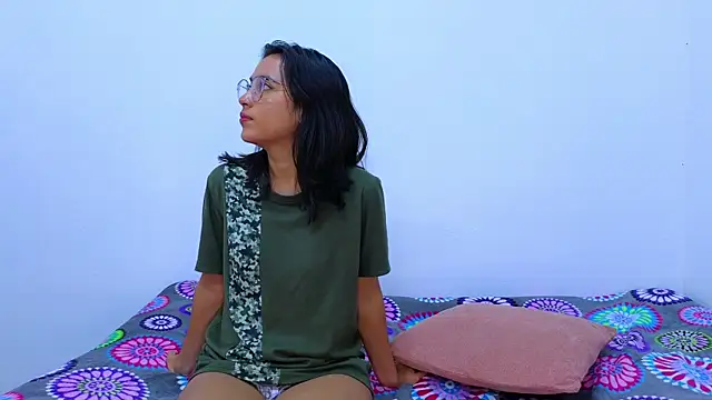 Snapshot of Ana_and_Leo chatting on 02/05/25, 05:53 Ana and Leo online show from 02/05/25, 05:53