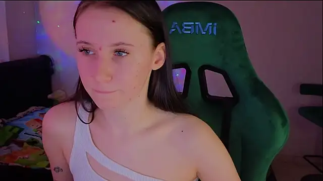 Snapshot of mon_lola chatting on 03/16/25, 02:22 mon lola online show from 03/16/25, 02:22