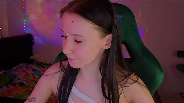 Snapshot of mon_lola chatting on 03/16/25, 05:28 mon lola online show from 03/16/25, 05:28