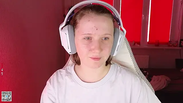 Snapshot of mon_lola chatting on 09/15/25, 02:50 mon lola online show from 09/15/25, 02:50