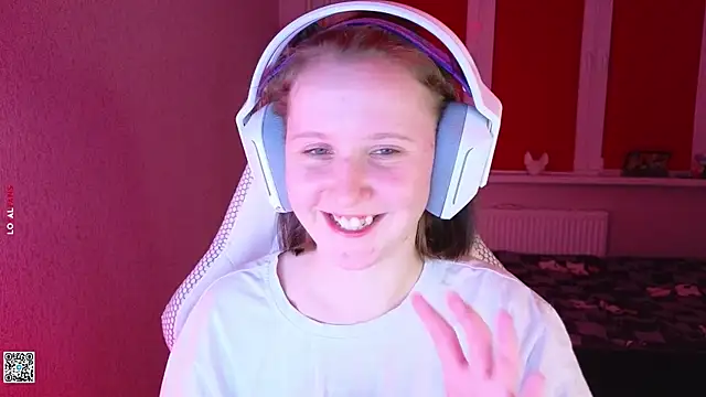 Snapshot of mon_lola chatting on 09/23/25, 05:16 mon lola online show from 09/23/25, 05:16