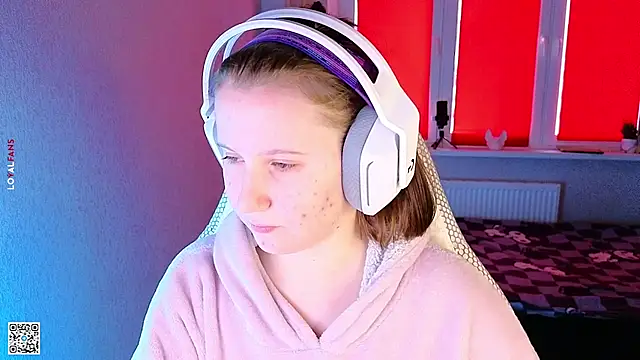 Snapshot of mon_lola chatting on 09/30/25, 11:48 mon lola online show from 09/30/25, 11:48