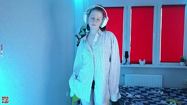 Snapshot of mon_lola chatting on 10/08/25, 02:04 mon lola online show from 10/08/25, 02:04