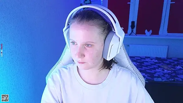 Snapshot of mon_lola chatting on 10/10/25, 04:28 mon lola online show from 10/10/25, 04:28