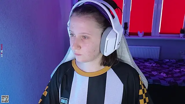 Snapshot of mon_lola chatting on 10/15/25, 11:21 mon lola online show from 10/15/25, 11:21