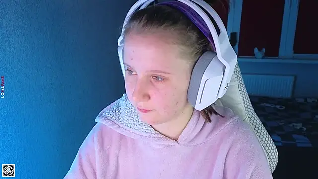 Snapshot of mon_lola chatting on 10/16/25, 03:24 mon lola online show from 10/16/25, 03:24