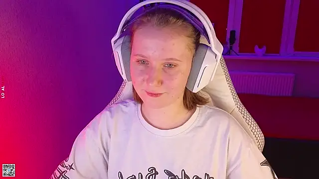 Snapshot of mon_lola chatting on 10/22/25, 04:40 mon lola online show from 10/22/25, 04:40