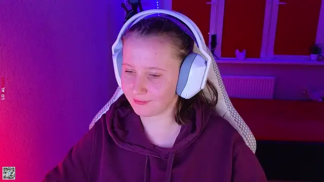 Snapshot of mon_lola chatting on 10/24/25, 03:30 mon lola online show from 10/24/25, 03:30