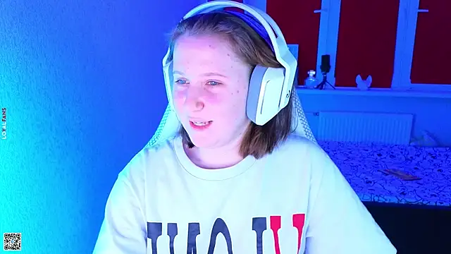 Snapshot of mon_lola chatting on 10/29/25, 03:25 mon lola online show from 10/29/25, 03:25