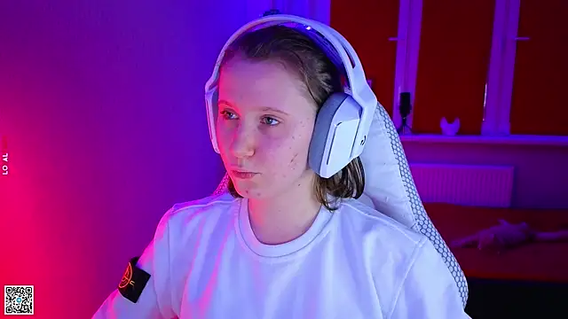 Snapshot of mon_lola chatting on 11/10/25, 02:49 mon lola online show from 11/10/25, 02:49