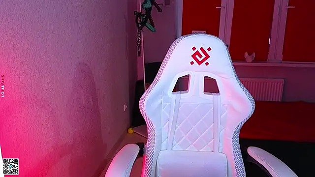 Snapshot of mon_lola chatting on 11/13/25, 04:06 mon lola online show from 11/13/25, 04:06