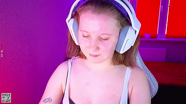 Snapshot of mon_lola chatting on 11/19/25, 07:08 mon lola online show from 11/19/25, 07:08