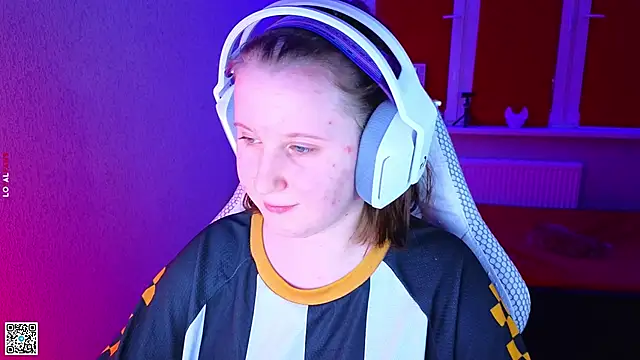 Snapshot of mon_lola chatting on 11/21/25, 02:16 mon lola online show from 11/21/25, 02:16