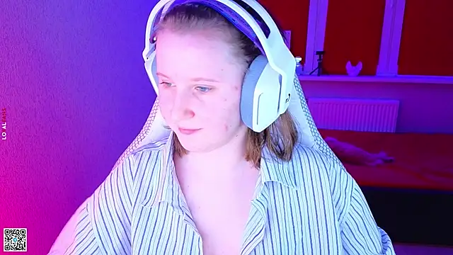 Snapshot of mon_lola chatting on 11/22/25, 02:27 mon lola online show from 11/22/25, 02:27