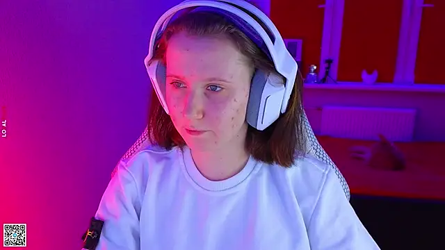 Snapshot of mon_lola chatting on 11/25/25, 03:34 mon lola online show from 11/25/25, 03:34