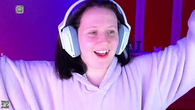 Snapshot of mon_lola chatting on 12/13/25, 07:53 mon lola online show from 12/13/25, 07:53