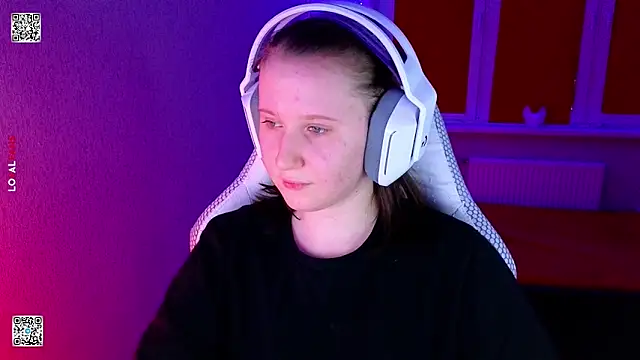 Snapshot of mon_lola chatting on 02/11/26, 04:23 mon lola online show from 02/11/26, 04:23