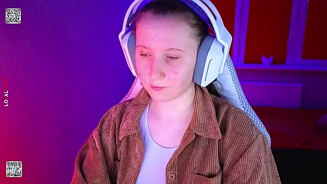 Snapshot of mon_lola chatting on 02/19/26, 02:13 mon lola online show from 02/19/26, 02:13